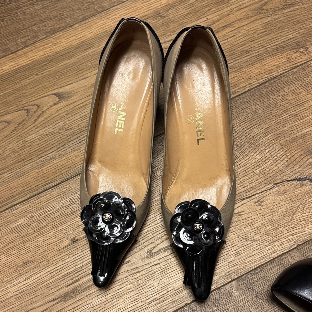 CHANEL Black and Cream Heels with Floral Accent